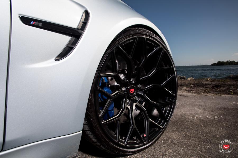 Детали экстерьера BMW M3 Sedan on Vossen Wheels (S17-01) 2018 года  (фото 32 из 33)
